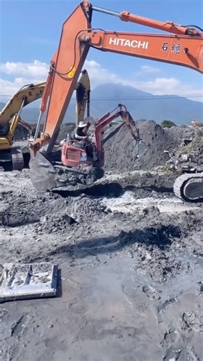 Shocking..!!! a large excavator moved a mini excavator that was working nearby.. #Shocking #Amazing #BiggBoss #excavator #Hitachi350 #hitachi #miniexcavator #moveon #lifting #heavyequipment #fb #post | Iskandar Lelek