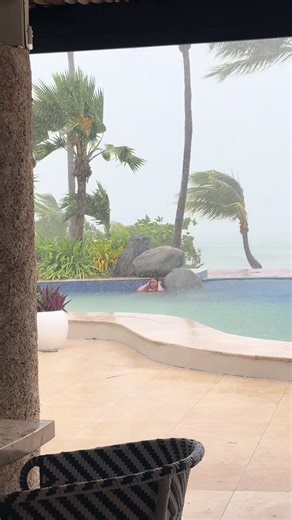 A cyclone rudely interrupted my trip to fiji….. didn’t stop me having my holiday though 🤣 ☔️