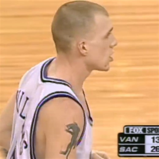 NBA Cobwebs on Instagram: "February 2, 2001: Sacramento's Jason Williams throws "an absolute blinding behind-the-back bullet" to Peja Stojaković in a 105-95 win over the Vancouver Grizzlies. Williams had 6 AST, Chris Webber had 41 PTS (15-23 FG)/15 REB and Stojaković scored 17 PTS for the Kings. #otd #2000s #nba #basketball"
