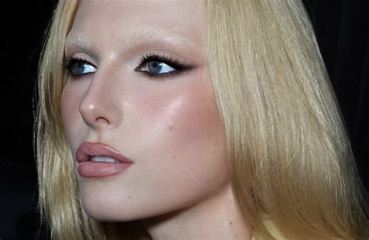 Plus douce que le classique rouge, voici la couleur idéale pour nos lèvres cet automne - Elle