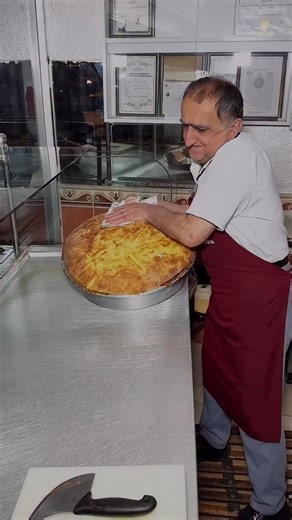 🌍 15 Orte, die du sehen MUSST, bevor du diese Welt verlässt… 1️⃣ Silvester unter dem spektakulären Feuerwerk in 🇦🇺 Australien 🎆 2️⃣ Die magische Kirschblütenzeit in Japan 🌸 3️⃣ Der endlose Sommer an der französischen Riviera ☀️ 4️⃣ Goldene Blätter & klare Luft – Herbst in der Schweiz 🍁 5️⃣ Winternächte in Finnland mit Nordlichtern 💫 6️⃣ Das mystische Auge der Erde in Kroatien 🌊 7️⃣ Das leuchtende Laternenfest in Thailand 🏮 8️⃣ Farben & Tradition beim Tag der Toten in Mexiko 💀 9️⃣ Ein a