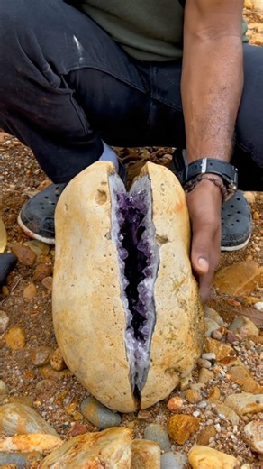 Unreal Amethyst Geode Reveal: A Perfect Purple Crystal Surprise #Amethyst #CrystalReveal #Geode