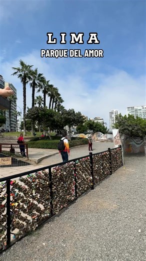 Aquí, muchas parejas han dejado su sello de amor eterno colocando un candado 🔐 como símbolo de una promesa que espera durar para siempre 🫶✨ ¿Crees en este gesto romántico? 😍 ¿Y tú… ya sellaste tu amor aquí? 🫢💖 📍Parque del amor - Lima 🇵🇪 #parquedelamor #miraflores #lima #peru | Conociendo Perú