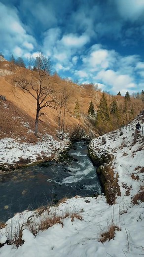 Voici les Sources de la Saine. Située à Foncine le Haut, non loin des chalets, c’est une merveille à découvrir . Une courte marche d’un kilomètre suffit pour la contempler :) #foncine #sourcedelasaine #source #jura #marche