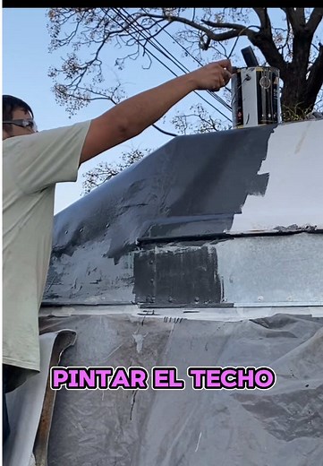👉EL TECHO DEL MOTORHOME lo empezamos a pintar así, en realidad esto es una base para luego arriba impermeabilizar y aislar. Y estamos muy contentos de cómo va quedando. En este video te mostramos cómo empezamos a hacerlos, y que hicimos previamente a pintar. Pintar fue lo más rápido, lo importante para una buena pintura es cómo trabajas la base, por eso hicimos todo el proceso que muestra el video, que en realidad nos llevo bastante tiempo. En el próximo video te mostraremos cómo continuamos ha