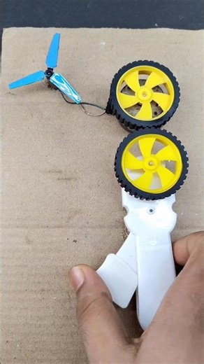 "Hand Crank Wheel System to Run Propeller – Simple DIY Mechanism!"
