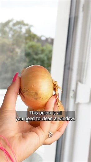 Clean Your Windows With An Onion – No Streaks At All! 🧅✨ #CleaningHack #WindowCleaning