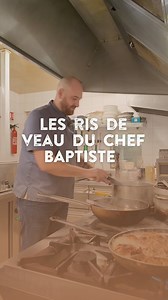 Ris de veau à la Gusteau ! ✨ Ah non pardon, du Chef Baptiste ! 🧑🏻‍🍳 De bons ris de veau, du beurre, du sel, du poivre.. c’est la recette phare de l’Auberge ! 🤩 Aujourd’hui le Chef Baptiste vous présente la gourmandise par excellence🍴 Des ris de veau bruts, un écrasé de pommes de terre savoureux et une poêlée de légumes croquants sans oublier.. le fameux jus de viande ! 🫠 Si vous ne les avez jamais testés, c’est un signe de réserver votre table ! 🤭 | Auberge de la Loue