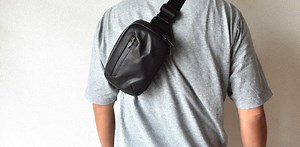 必要最小限をスマートに収納！悪天候でも無敵な｢防水本革ミニスリングバッグ｣