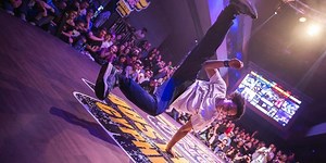 Aprende cómo hacer el flare, un power move fundamental en el breaking