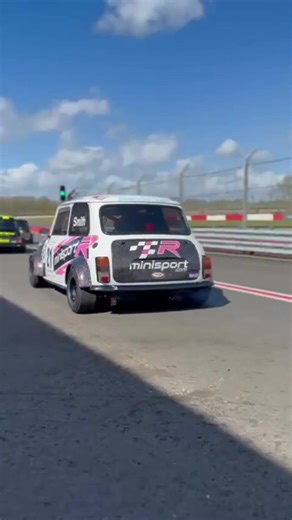 Mini Miglia 2026: Aaron Smith Dominates Donington