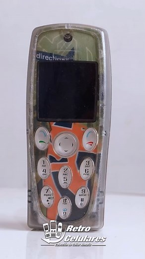 El inolvidable Nokia 3200 de 2003 Retro Reseña del Nokia 3200👇👇 https://youtu.be/u6KQZp672G8 El Nokia 3200 tipo barra de 2003, con unas medidas de 108x45 milímetros y otros 21 milímetros de grosor, con 90 gramos de peso, era bastante compacto gracias a la carcasa protectora transparente que le daba robustez al teléfono. Sin embargo, si deseabas personalizar aún más tu móvil, Nokia nos incluía un accesorio bastante curioso llamado troqueladora o sea una cortadora, se veía como un capullo con la