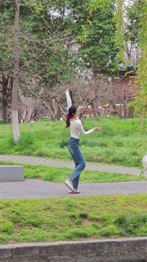 Embarrassing Dance Fail! Watch These Hilarious Moments