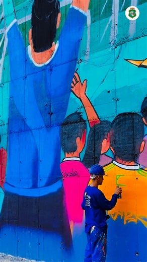 Secretaria da Infraestrutura do Ceará on Instagram: "Arte, mobilidade e integração urbana caminhando juntas 🎨🚆 O painel artístico de 700 m² em execução no VLT Ramal Aeroporto faz parte da obra que vai conectar a Linha Nordeste do Metrô de Fortaleza ao Aeroporto Internacional Pinto Martins, ampliando a mobilidade urbana e integrando mais de 25 bairros. Desenvolvida em parceria com artistas da comunidade, a arte retrata pontos marcantes de Fortaleza, como a Beira-Mar, o Castelão e a Catedral. 🎥