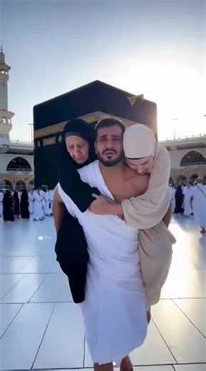 ‎الحياة حلوة‎ | ‎رجل يحمل امه وزوجته بجوار الكعبه ويدعو بهذا الدعاء !!‎ | Instagram