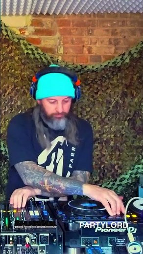 Full set by DJ Partylord - an hr of house, club + tech at bunkr.