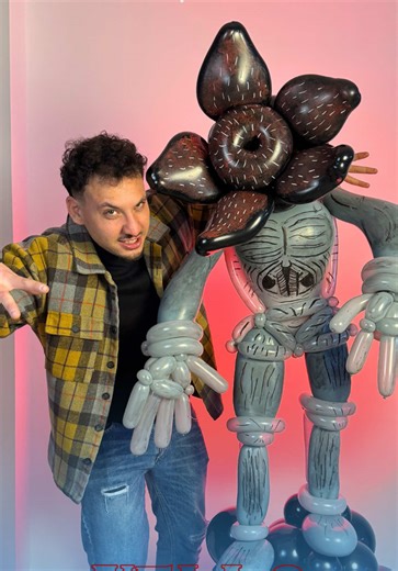 È vero, è un Demogorgone! Ma mi dispiaceva troppo lasciarlo con una gamba rotta 🥲 Ah, date un voto alla mia performance canora iniziale 🎤 #StrangerThings5 #NelloBalloons #BallonArt #Netflix