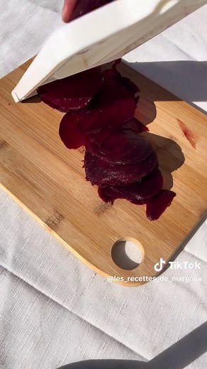 Carpaccio de betteraves > carpaccio de bœuf ✨ Vous allez tester ? 😇 INGRÉDIENTS (1 pers.) : • 1 grosse betterave • 40g de fêta • 1 poignée de roquette • Une dizaine de noisettes • Huile d’olive • Vinaigre de framboises • Moutarde à l’ancienne • Sel #salade #betterave #recettehealthy #carpaccio #recettesaine