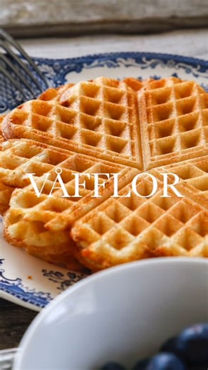 Frasiga våfflor 😍 På tisdag är det våffeldagen och det här receptet ger otroligt goda våfflor och det bästa är att man kan förbereda smeten dagen innan och bara grädda dagen efter 👌 För recept - skriv VÅFFLOR i kommentarerna så skickar jag det i dm till dig. Du hittar det även på länken i profilen ❤️ #våfflor #recept #fika #frukost #mellis #våffeldagen | Fredriks Fika