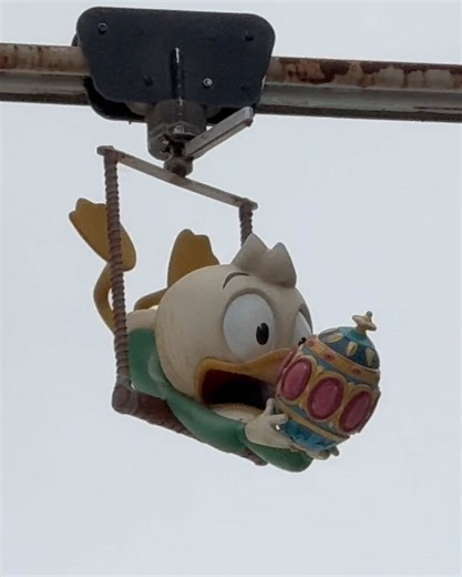 Let’s play DuckTales in the France pavilion #ducktales #heweydeweyandlouie #donaldduck #playdisney #ticktrickundtrack