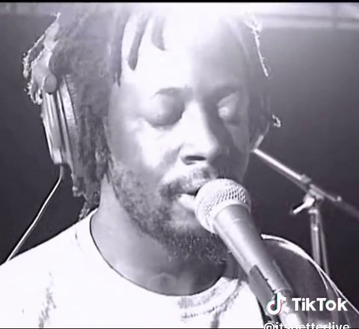 Wyclef Jean performing ‘Gone Till November’ live in studio (1998). #wyclefjean #hiphop #reggaefusion #90smusic #live #livemusic