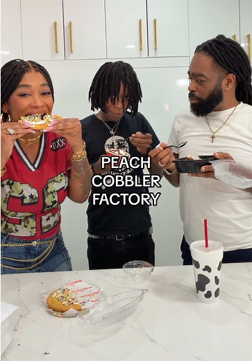 Peach Cobbler Factory Review: Nutella Cheesecake & Cinnamon Roll