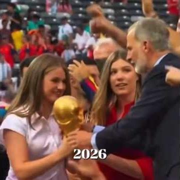 👑 The Princess Leonor and Infanta Sofia lifted the World Cup trophy once again! 🏆🌍🇪🇸⚽