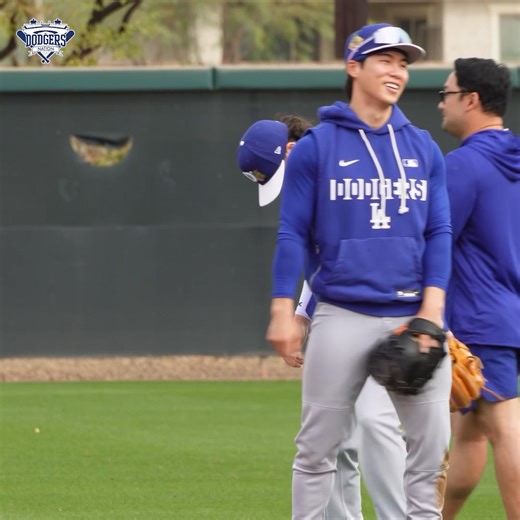 Day 4 of Dodgers Spring Training is in the books ✅ - Shohei Ohtani faced Alex Vesia - Mookie Betts, Freddie Freeman & all other position players arrived - Edwin Diaz & Tanner Scott threw together - Tyler Glasnow live BP Watch our BTS compilation: https://youtu.be/hx-ZVA6rQc0 | Dodgers Nation