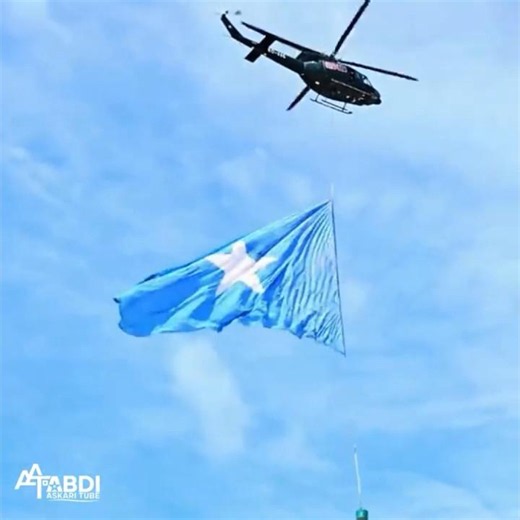 CALANKA SOMALIA OO CIRKA GALAY | Somali National Army helicopters carrying the National Flag flying
