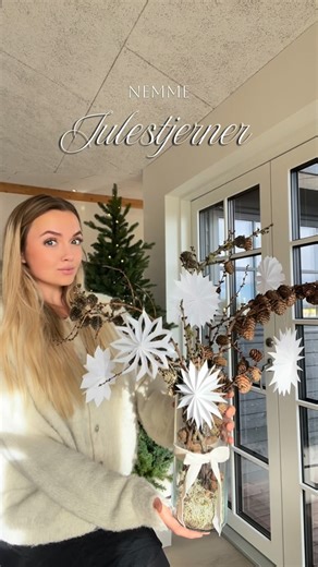 Nem DIY idé 🌟 Lav dine egne fine stjerner på få minutter! Jeg har brugt en gardinrest, jeg havde liggende - men du kan nemt folde dine egne af lidt fint papir 🤗 Giv stjernerne forskellige udtryk - alt efter hvor tæt du laver dem og hvordan du klipper dem ✂️ Fold, klip, lim – og nyd resultatet 💫 Hæng dem i vinduet, på juletræet eller på en gren i en vase. Enkelt og hyggeligt, og mulighederne er mange ✨ Send den til én der er klar på at julehygge 🤎 #juleforberedelser #boligliv #sløjfer #julein