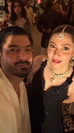 Mahira Khan dancing at friends wedding #mahirakhan #damce