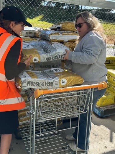 Summer Gardening Tips with Tui Mulch & Feed