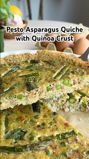 This Quinoa Crusted Quiche is perfect for brunch or meal prep 💚 & it’s filled with spring veggies!