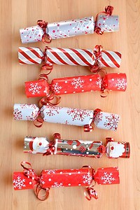 DIY CHRISTMAS CRACKERS - so much fun! Instructions >> https://onelittleproject.com/christmas-crackers/ | One Little Project