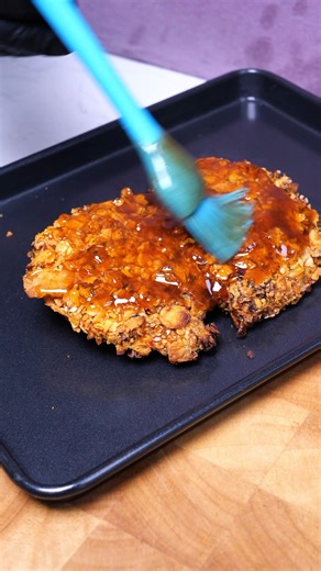 You have GOT to try this crispy chicken burger! 🔥🍔 Ingredients 👇 Cornflakes 🥣 Chicken 🐔 Salt 🧂 Pepper Oregano 🌿 Sesame Seeds Eggs x2 🥚 Paprika 🔥 Burger Buns 🍔 Perinaise Sauce Gerkins 🥒 Sweet chilli sauce 🔥 For the glaze 👇 Soy sauce Sweet chilli sauce 🔥 Honey 🍯 How to make 👇 Start by creating your breading station. You will need a tray of cornflakes with salt, oregano, and sesame seeds, and a tray containing two eggs with some sweet chilli sauce. Take your chicken and butterfly it