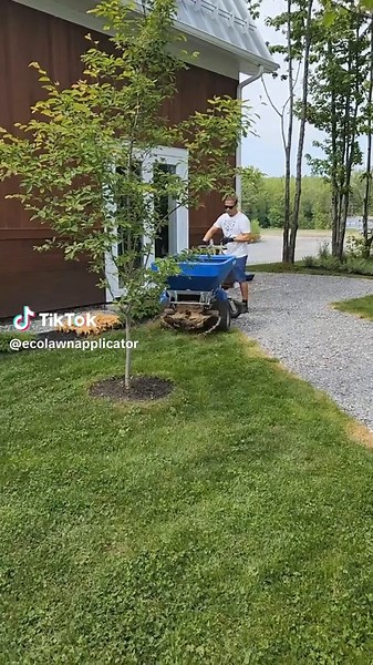 Our self-propelled compost spreaders and top dressers are known for their reliability, efficiency, and maneuverability 🙌🔵 #ecolawn #ecolawnapplicator #eco250 #lawncarelife #landscaping #lawn #topdress #lawncare #topdressing #topdresser #lawncarenut #spreader #epandeur #bowlinggreen