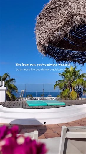 Aquí, tu asiento en primera fila te regala el mejor espectáculo cada día. 🌅 Un espacio en Flamingo Beach Mate donde descansar, desconectar, respirar hondo y recargarte con los rayos del sol de Tenerife es la única función en tu agenda. Esta es la paz que buscas, con el mar de Costa Adeje como protagonista. ¿Reservamos tu butaca? ..................🦩......................... Here, your front-row seat gifts you the best show every day. 🌅 A space at Flamingo Beach Mate where resting, disconnectin