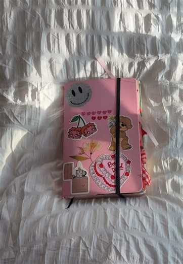 A flip through of my first junk journal I started this month last year. Yes ik it was incomplete and there were MANY perfectly good pages, but I found other creators along the way and was inspired to get a bigger journal and work with a larger canvas. Ik for some it might be too much space to work with but for me it was the best decision I made in my junk journaling journey 🥹💖 thank you to @✸ 𝚉𝚞𝚕𝚢 𝙶𝚎𝚗𝚎𝚜𝚒𝚜 ✸ for inspiring me to make a vid like this one 💌 #junkjournalcommunity #junkj