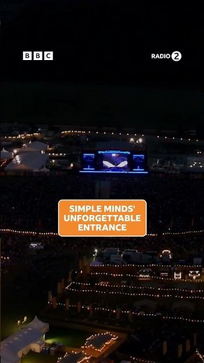 Talk about this for an entrance! Simple Minds show us how it’s done #R2InThePark