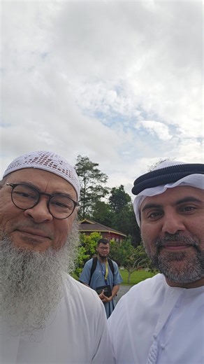 Dr. Bu Abdullah honored to meet Shaikh Assim Al Hakeem from Saudi Arabia at the Perlis International Sunnah Convention 2025 (Al Qur’aan - The Divine Guidance) in Malaysia. Assim bin Luqman al-Hakeem is a Saudi cleric of Indonesian descent. He is based primarily in the city of Jeddah, where he hosts programs dealing with Islam. Al-Hakeem mostly talks in English, and he is also known for his witty sarcasm and humorous approach to questions.🇲🇾#buabdullha #الاسلام #foryou #قرآن #bu
