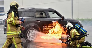 Onderdompeling plug-inhybride enige manier om brand te stoppen: “Dit zal ons vaker overkomen maar we zijn voorbereid”