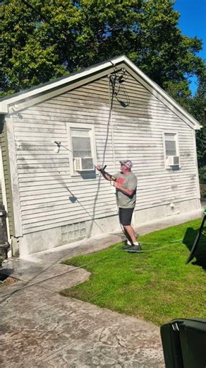 Pressure washing a house with a foam cannon #foamcannon #diy #pressurewashing