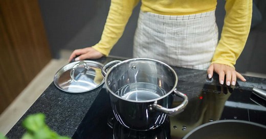 Plaque à induction ou vitrocéramique : comment les différencier et laquelle est la mieux ?