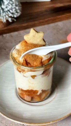 Julia Bottar on Instagram: "Bratapfel Glässchen 120 kcal 🔥 6 g EW Weihnachten muss keine Völlerei werden - überrasche deine Liebsten mit diesem leckeren Bratapfel Dessert oder nimms dir mit auf Arbeit 😊❤️ Für 2 Gläser brauchst du: • 2 Äpfel 🍎 • 400 g Skyr oder Joghurt • Zimt • Zuckerersatz • bisschen Wasser 💧 1. Äpfel klein schneiden und mit Zimt und erythrit in einer Pfanne braten (optional etwas Zitrone drüber) 2. Joghurt mit Zimt und Vanille verfeinern, gerne noch nach süßen 3. in einem G