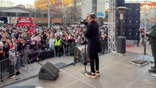 POKLON ZA SVOJU PUBLIKU: "Tropiko" bend posle spektakularnog koncerta zapevao u okviru manifestacije "Ulica otvorenog srca" (FOTO)