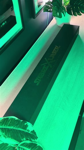 Sous ce packaging se cache un sabre laser dont la poignée est un cylindre métallique argenté, strié pour la prise en main. Son design épuré mêle robustesse et élégance… As-tu reconnu le jedi derrière ce sabre ? 👀 Disponible sur 👉 le-sabre-laser.fr #starwars #sabrelaser #starwarsfans #jedi