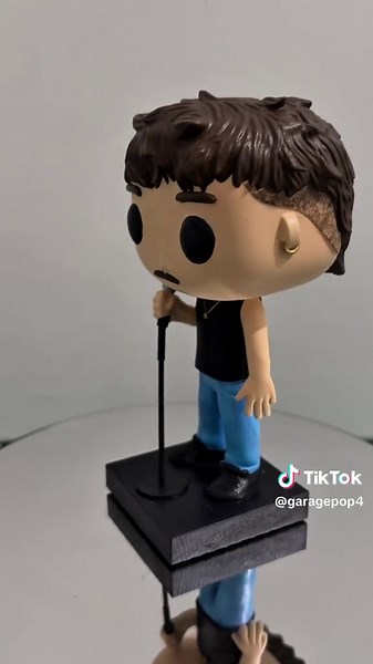 ✨ È arrivato il Funko di OLLY! ✨ Versione speciale, curata pezzo per pezzo, fatto a mano! Questo Pop non è un semplice collezionabile… È Olly in miniatura, pronto a invadere la tua scrivania con la sua vibe! Edizione limitata. 💛 Pop Garage Collection – Olly Edition parole chiave: Olly pop garage, funko artigianale, collezione esclusiva, pezzo unico, handmade edition, miniatura artista, collezionabile Olly, toy design creativo, pop handmade, art toy