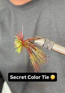 Another day and another custom micro jig tie! This one has some unique layering with a cut base layer of chartreuse to give it a nice accent and make it pop in the water while keeping it natural. This set of three jigs is for sale and will come with two packs of our custom 2.5” Koosh Craws to pair with them. These are our 3/8oz Kooshball Micro PWR jigs. Send us a dm if you’d be interested in picking up the set! #hhcustombaits #fishinglures #bassfishing #smallmouthbass #largemouthbassfishing #jig
