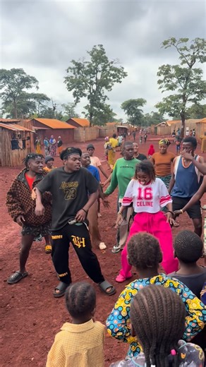 Bisoshi GM on Instagram: "#SioKwaUbaya DANCER 🕺 Go Enjoy On YouTube Now ..! Link 🔗 👆👆 @malkia_zuuh_gm @janja.nesto_gm @afandePiano 🔥🔥🔥 Video Link 🔗 👆👆"