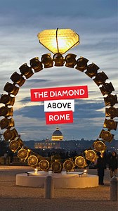 💍 Rome just unveiled a new temporary installation: “Solitário” the monumental art piece by Portuguese artist Joana Vasconcelos now shining above the city from the Pincio Terrace.⁠ ⁠ This giant “solitaire ring” is crafted from 110 golden car rims and topped with an inverted pyramid of 1450 crystal glasses that catch the light like a floating diamond.⁠ ⁠ The work speaks about transformation, status symbols, and identity, merging craftsmanship, spectacle, and irony all framed by one of the most ic